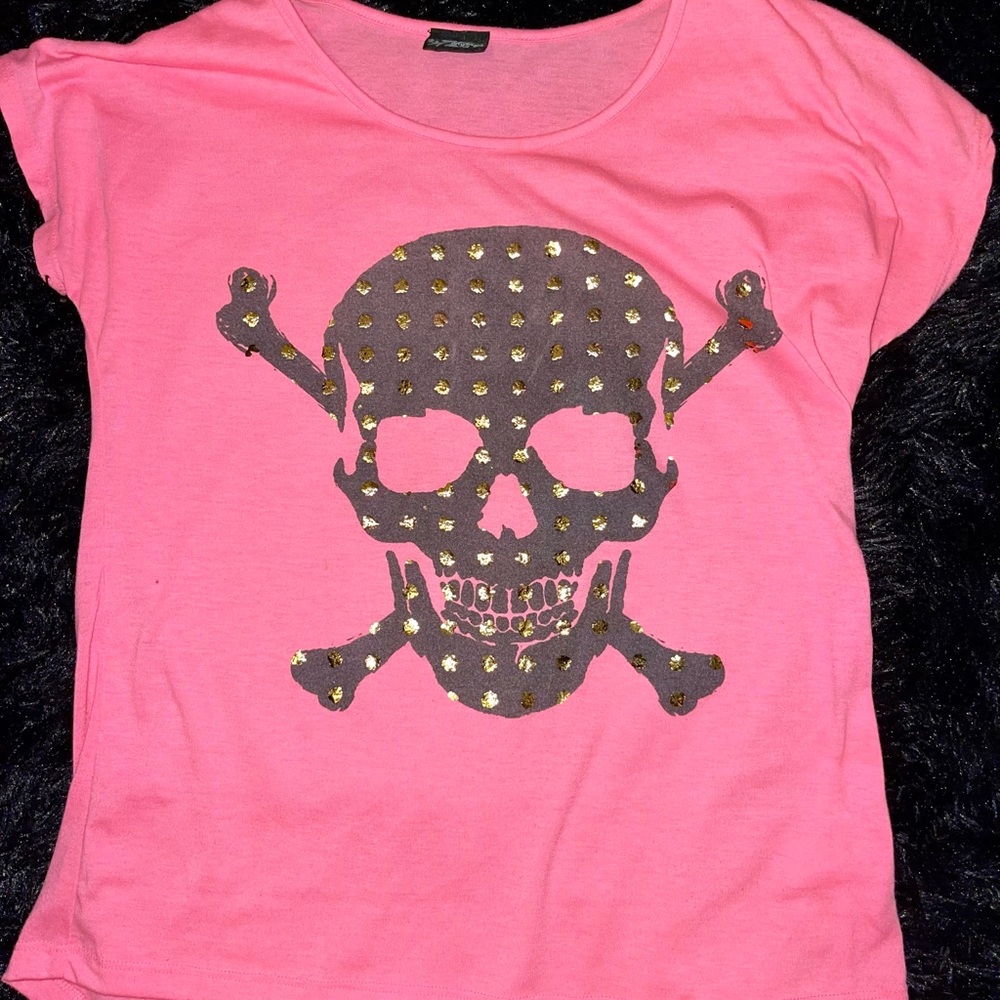 Daytrip pink and black skull top with gold